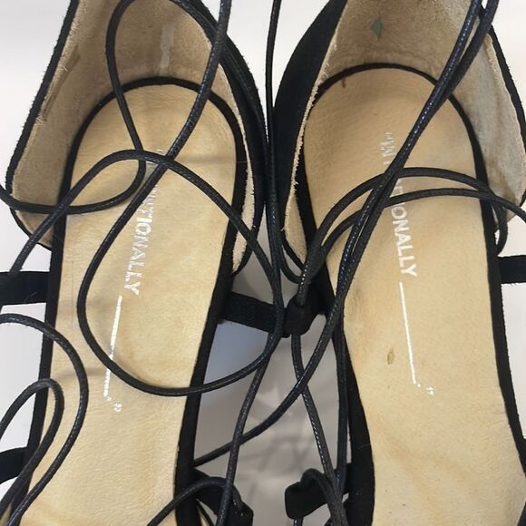 Intentionally Blank Hatter Chunky Heel in Black Suede - Picture 3 of 8